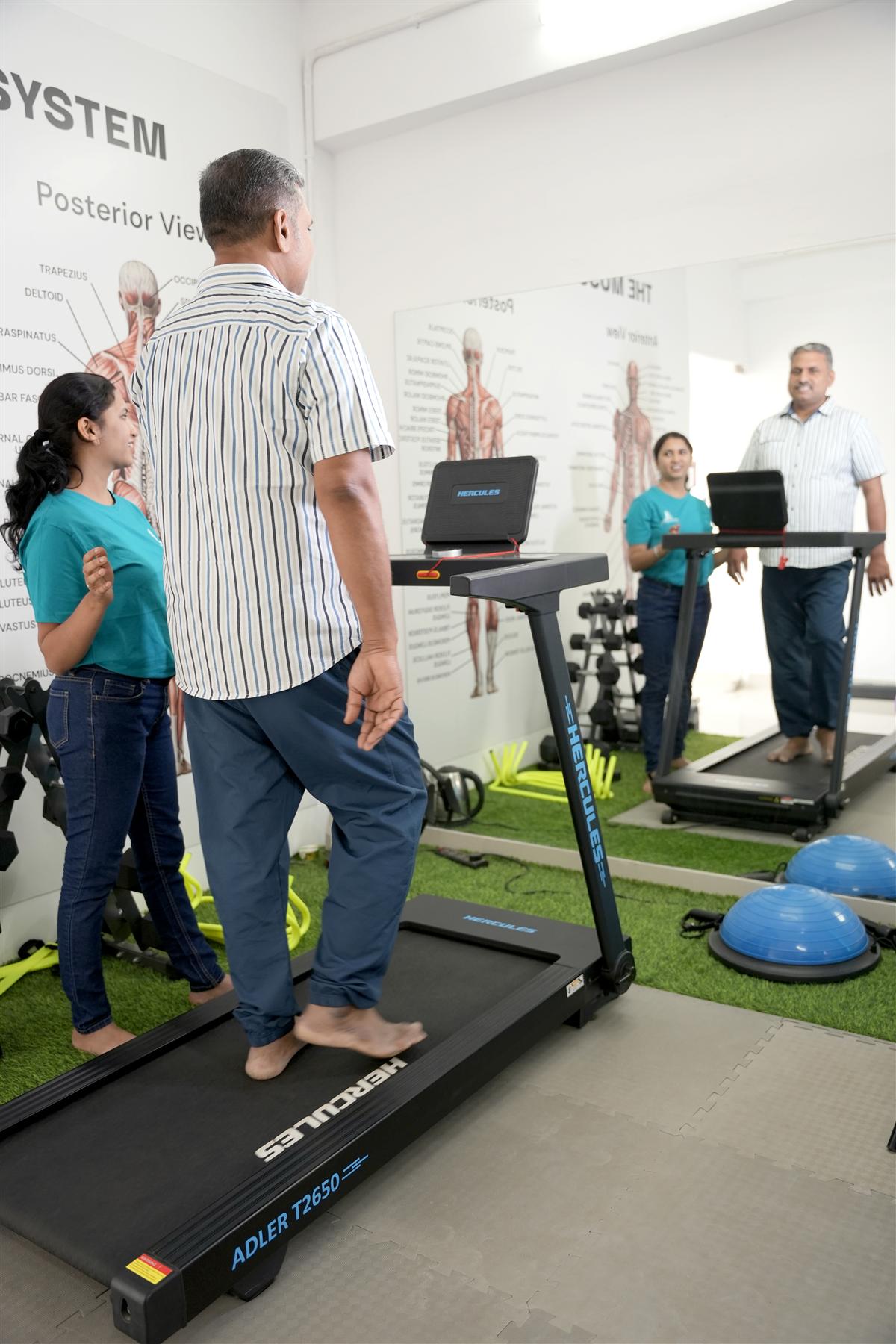 PhysioShine therapists supervising a patient on the treadmill during a cardiac rehabilitation session